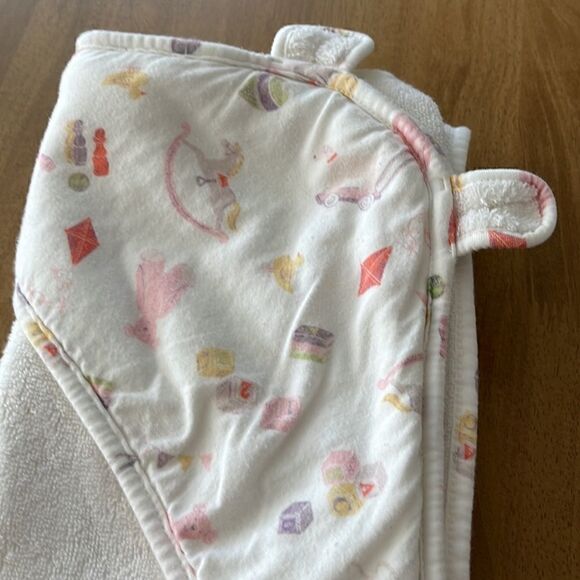 BUNDLE OF 3 PCS BABY BATH TOWEL AND 2 LARGE SWADDLING BLANKETS. - Picture 4 of 5